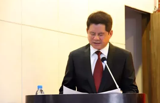 卢京于2001年任文山州人大常委会副主任(不驻会),担任副厅级干部20年.