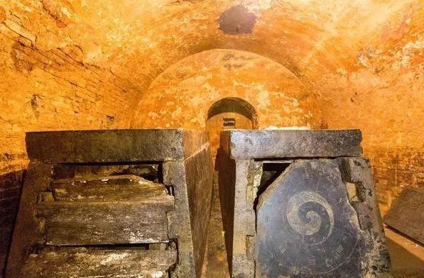 俗话说人点蜡鬼吹灯考古人员在盗墓现场真看到了这现象