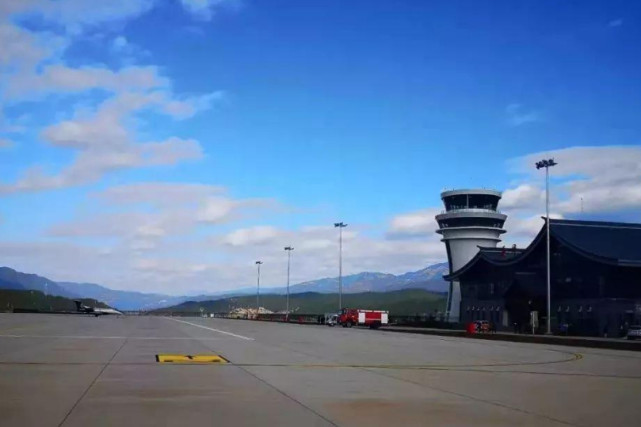 很多城市都会有高铁,一二线城市都有在建飞机场,但是在县城里新建机场