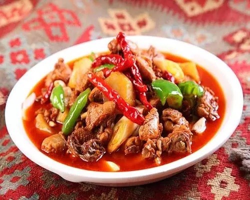 其实不一样,新疆的大盘鸡,色彩鲜艳,爽滑麻辣的鸡肉,软糯甜润的土豆