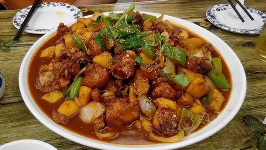 其实不一样,新疆的大盘鸡,色彩鲜艳,爽滑麻辣的鸡肉,软糯甜润的土豆