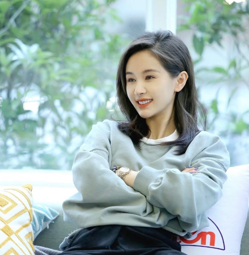 王子文变美秘诀新发型吸睛高颅顶头包脸是先天优势