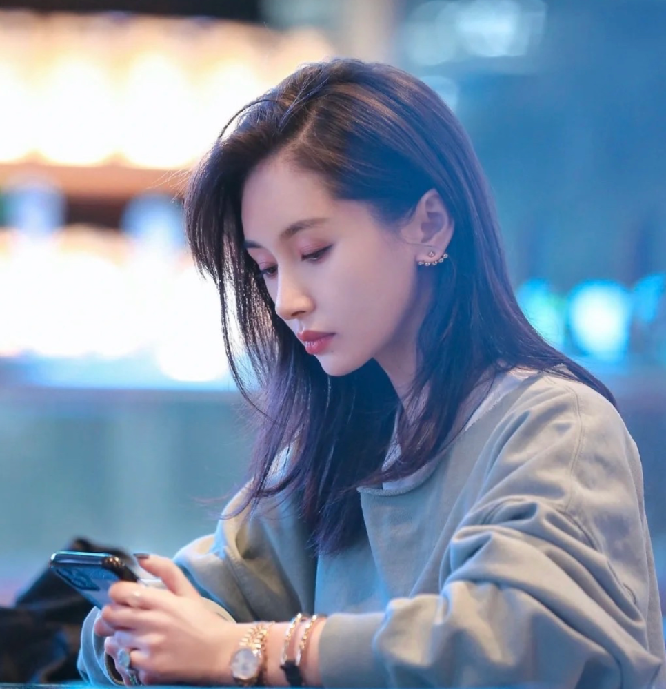 王子文变美秘诀新发型吸睛高颅顶头包脸是先天优势