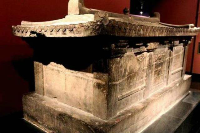 千年古墓被发掘墓主是9岁女孩棺木刻4字专家看后吓出冷汗