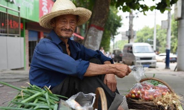 2017年的夏天,我在上班的途中,遇到一个卖菜的老人