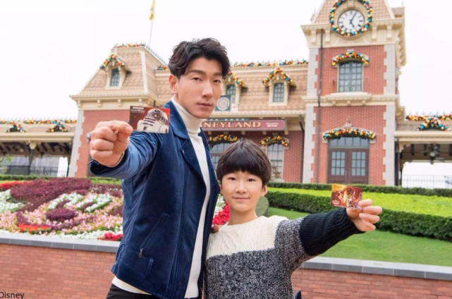 后来因为参加了综艺《爸爸去哪儿》大火,很多观众都被张亮和他的儿子