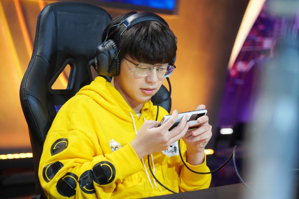 qg老林永不换人刺痛在直播妖刀在打巅峰赛水货状元晨晨依旧坐稳首发