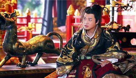 霍光看上了昌邑王的儿子刘贺,刘贺年龄小,没有什么政治经验,是傀儡的