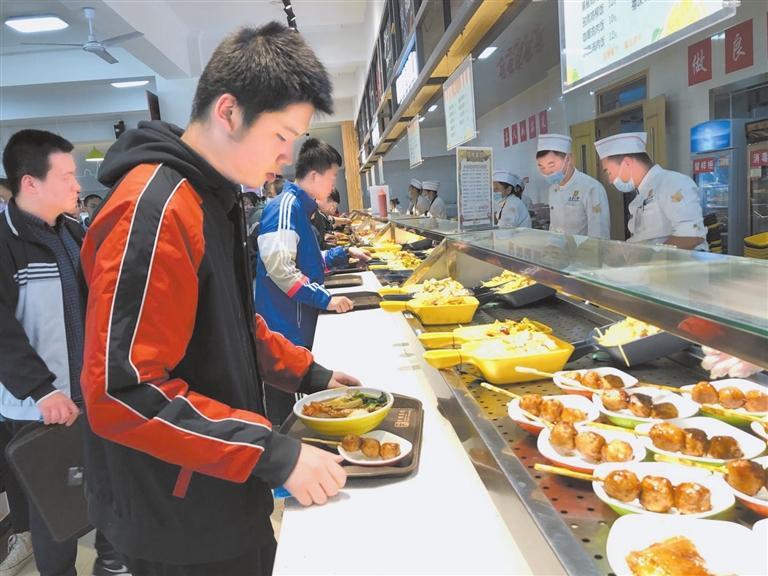师大附中食堂推行自选式小碗菜.