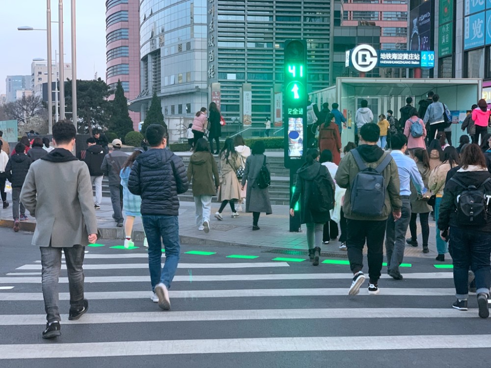 行人闯红灯会被抓拍展示智能红绿灯有效果也有争议