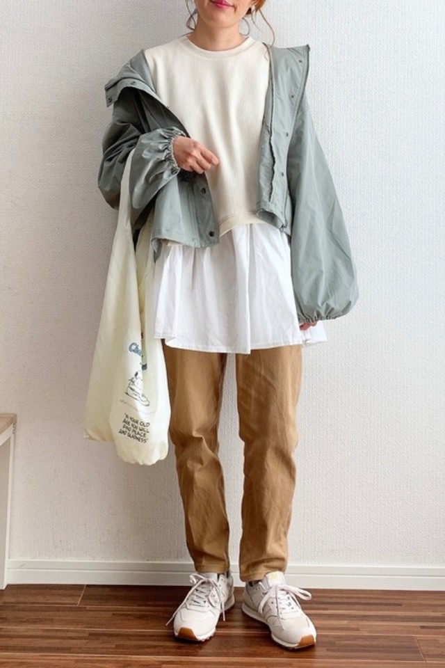 帆布鞋,板鞋都很好搭配,尤其是碰上一样百搭的卡其色,卡其色锥形裤