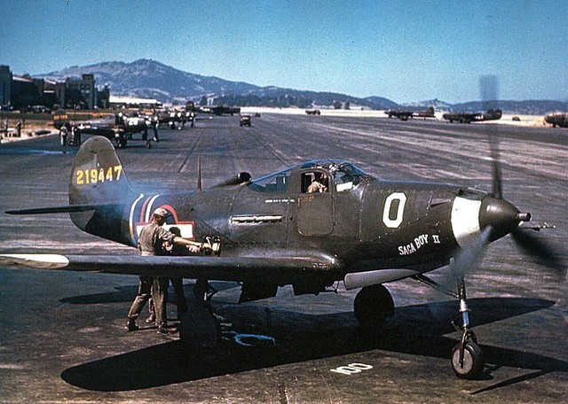 p-39"飞蛇"由美国贝尔公司研制,1939年4月6日原型机xp-39首飞.