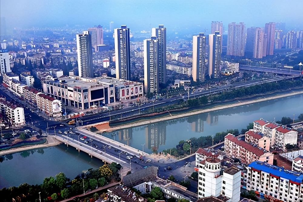 安徽小县城楼市"遇瓶颈",房价下跌跌幅0.31%,网友:不便宜