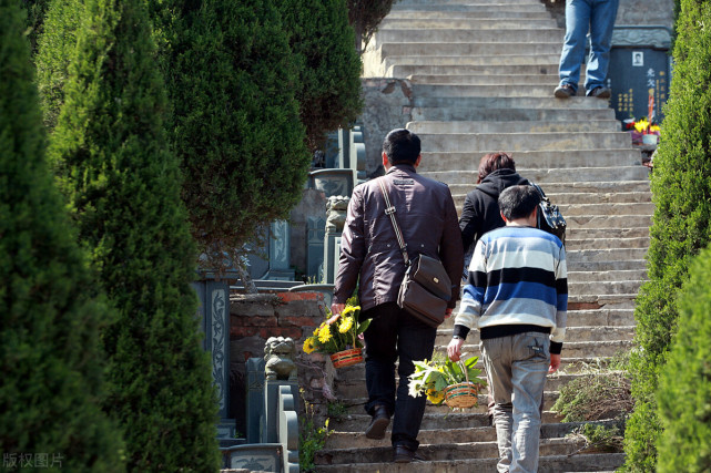 眼看清明节即将到来,又到了人们开始上坟扫墓,焚黄挂白的节日,人们