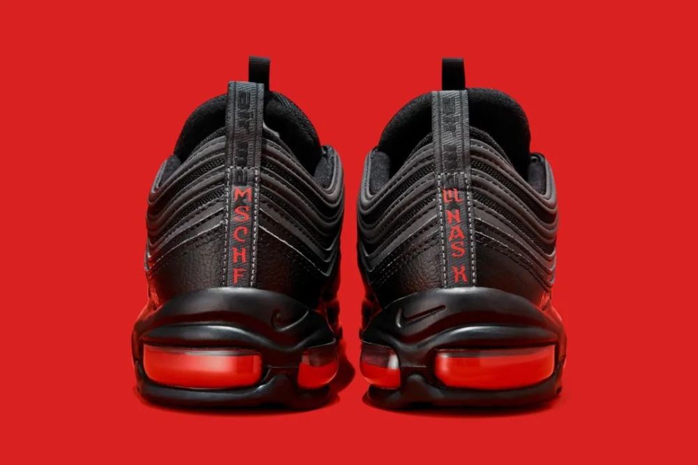 近期国外公布了一双nike air max 97的新款,由黑人说唱歌手lil nas x