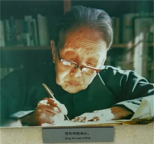 冰心做错了什么为何孙子要在她墓碑上泼红漆写上枉为人表