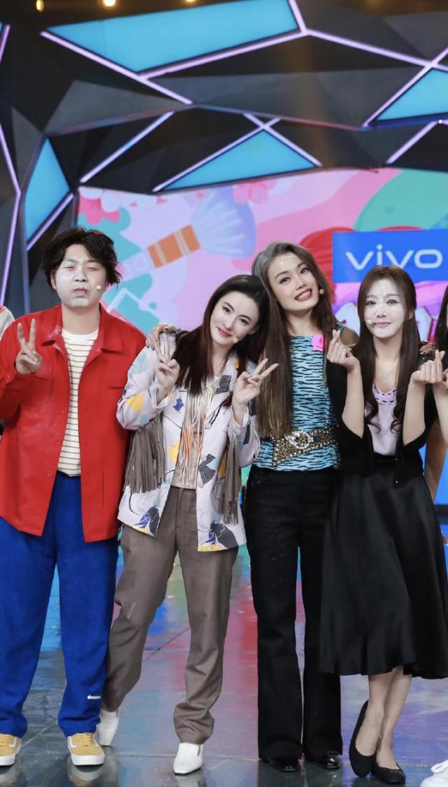 张柏芝对比二十年前照片,容颜未改,与容祖儿同登快本气氛融洽