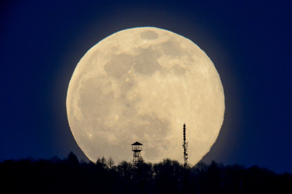 ä¸€å¹´ä¸­çš„ç¬¬ä¸‰è½®æ»¡æœˆ ç‚¹äº®æ˜¥æ—¥å¤œç©ºçš„ è™«æœˆ å¥‡è§‚ è…¾è®¯æ–°é—»