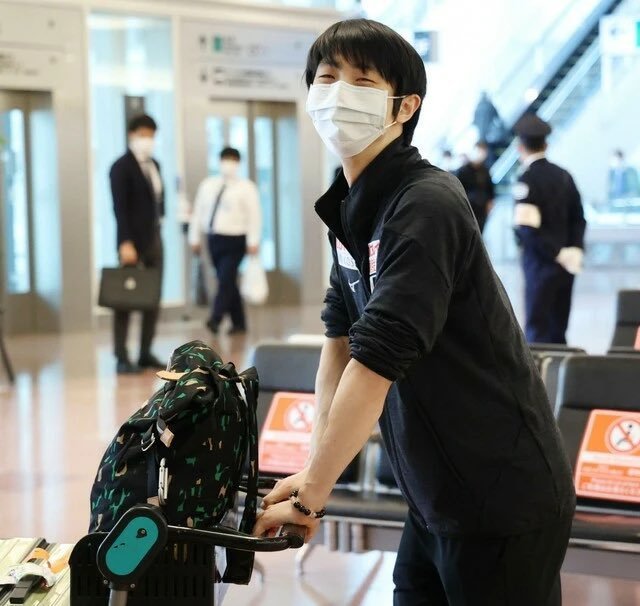 羽生结弦回国开始隔离机场行李车亮了