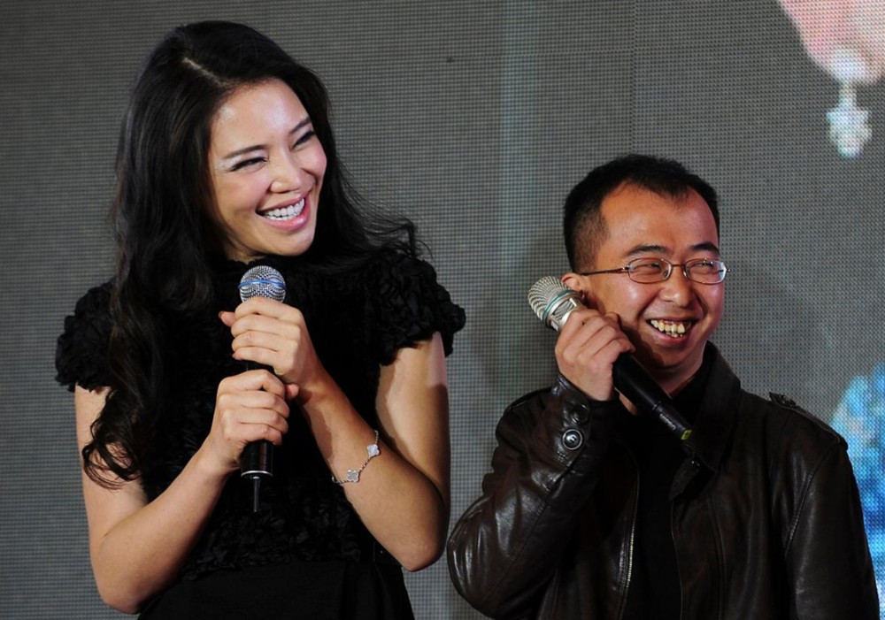 靠演"丑角"成名,出门代步开800万宾利,妻子真是"盖了帽了"_腾讯新闻