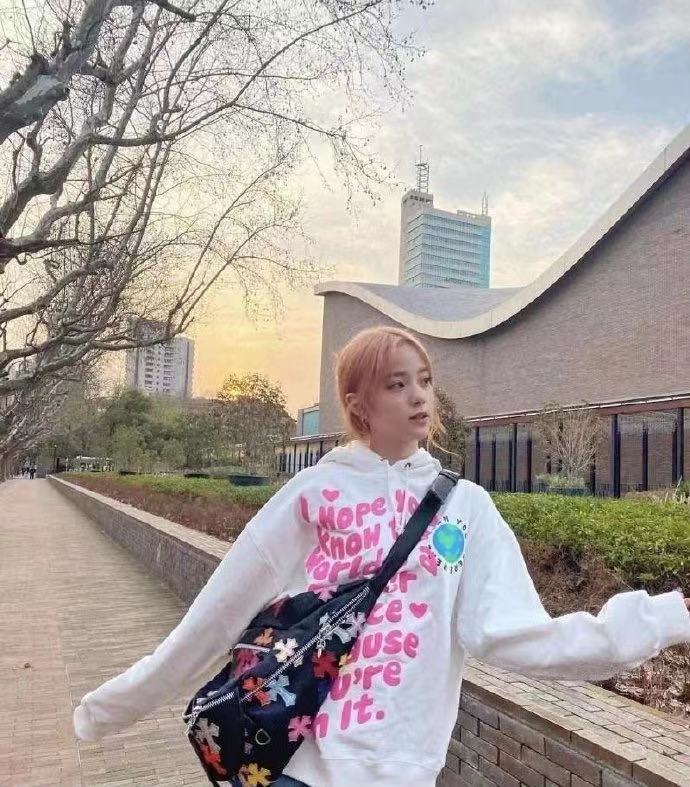 欧阳娜娜金发造型惹人爱