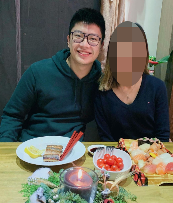 廖文信2017年曾晒出与哥哥廖文哲的合照,照片中廖文哲一头卷发打