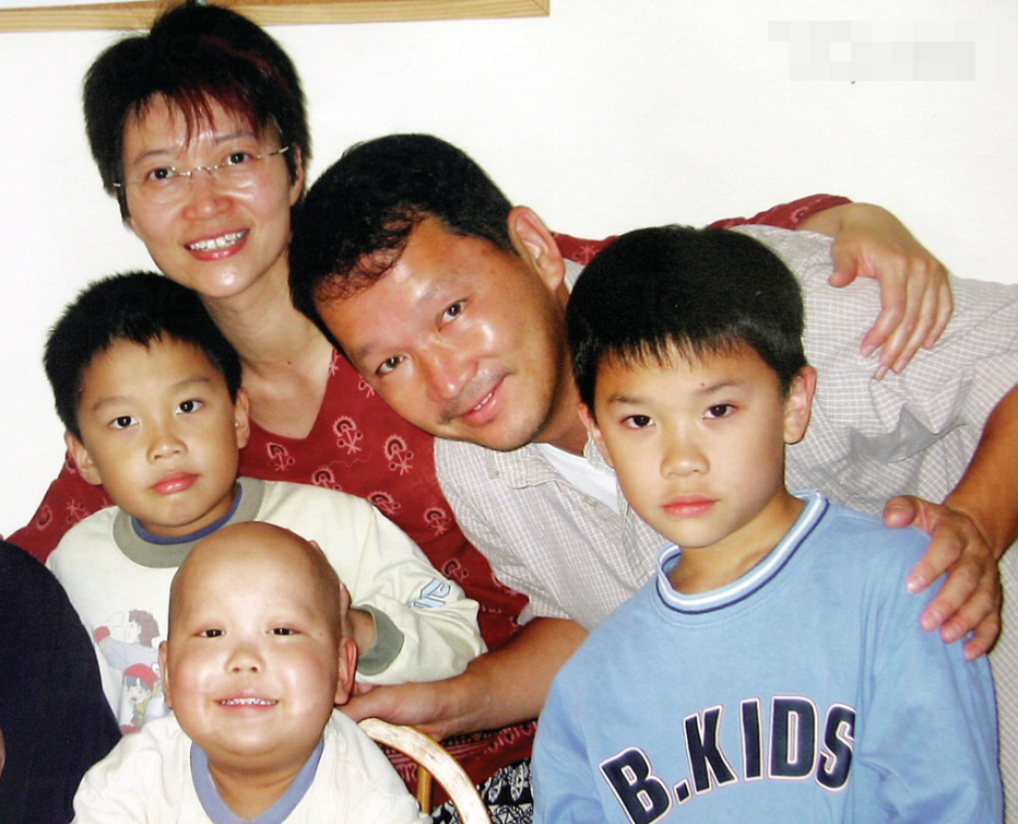 廖启智儿子社交账号曝光俩儿子反差极大唯一全家福好温馨