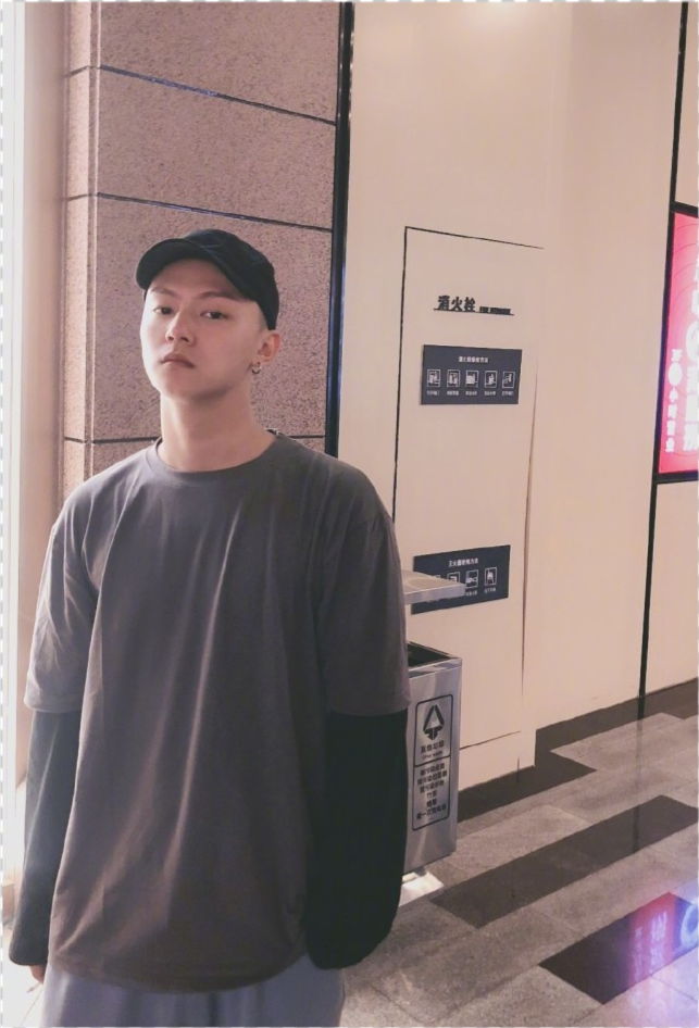 去世的消息后,网友不自觉想到了同期节目的另一位城市主人公张赢天,不