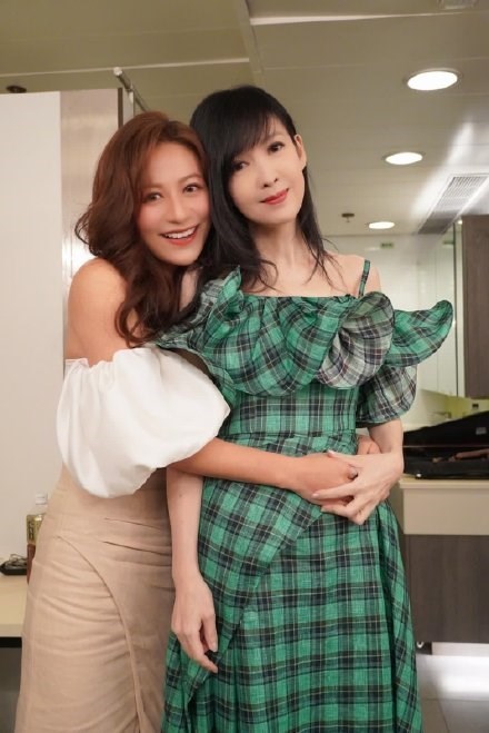 53岁周慧敏任好友音乐会嘉宾笑容甜美欢唱美少女战士