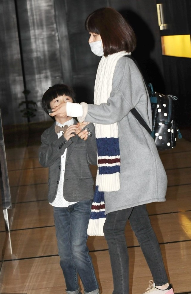 张亮的前妻平时看着太低调的,穿着朴素太生活了,难怪让人忘不了