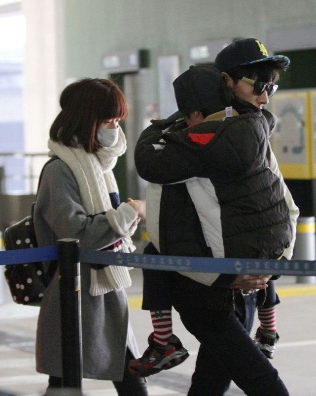 张亮的前妻平时看着太低调的,穿着朴素太生活了,难怪让人忘不了_腾讯