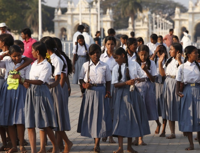 世界各国校服pk赛不考虑国籍你想去哪上学学生说这得看脸