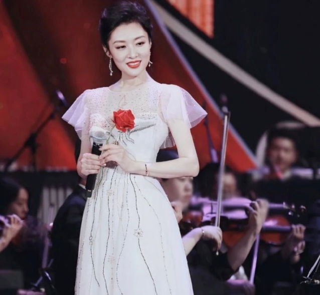 53岁美成观众心中白月光，她的野心从来不只是“央视一姐”（组图） - 23