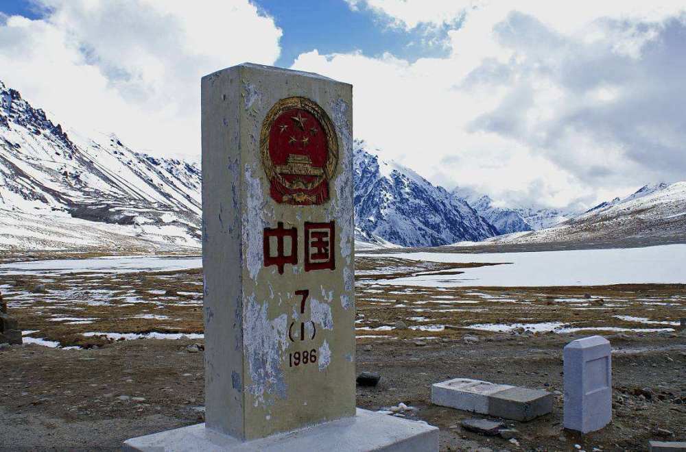 如果逃犯越过"国界线"1米后,警察还能对他开枪吗?