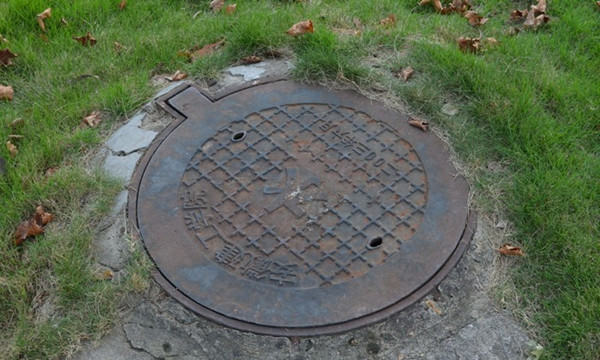 三名小孩在村里玩耍,他们在电线井旁排水沟钓鱼,由于水沟上面有井盖