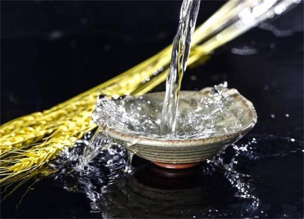 因此,总结起来就是:酒花越大,消散越快——酒度越