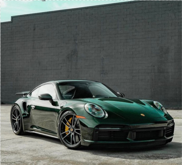 保时捷911turbos光照下的变色祖母绿