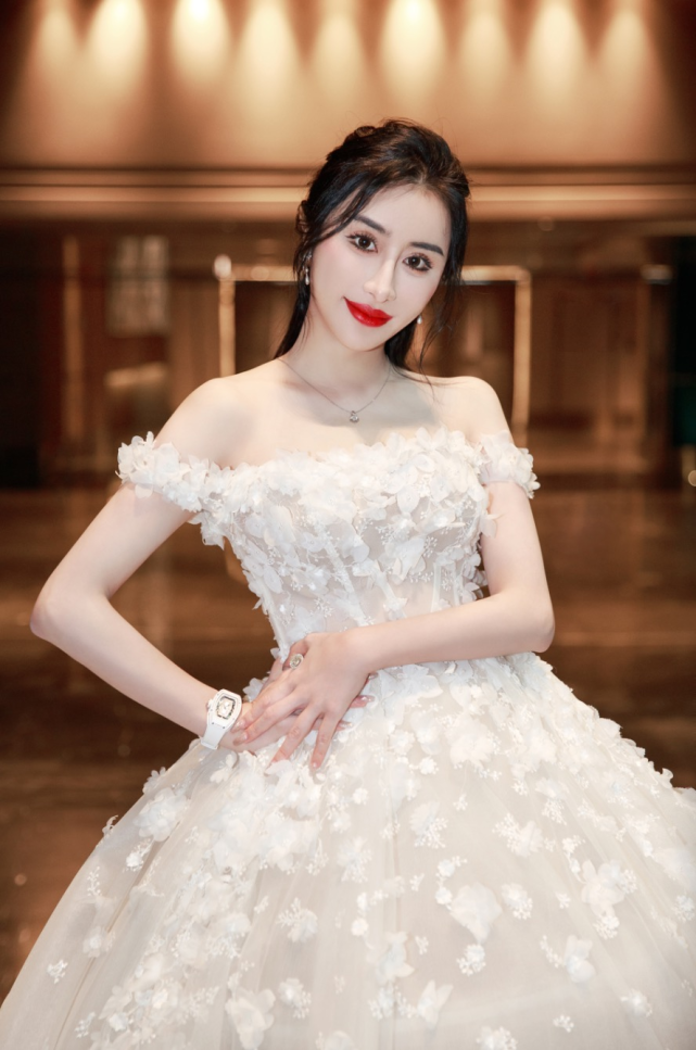 据了解,这是刘心艺第一首公开发表的歌曲,并邀来国