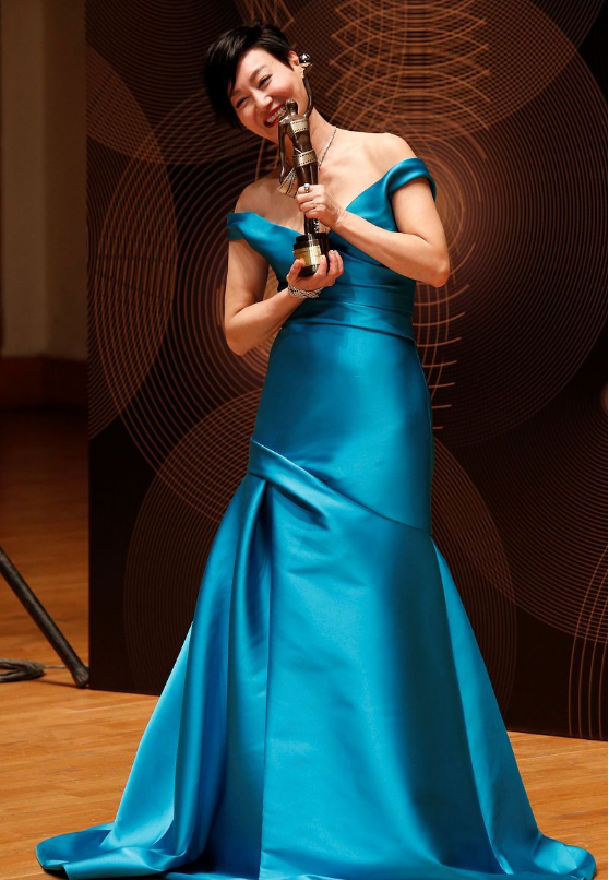 惠英红的礼服造型好阔气,用亮钻做点缀,划个豁口更显好身材了