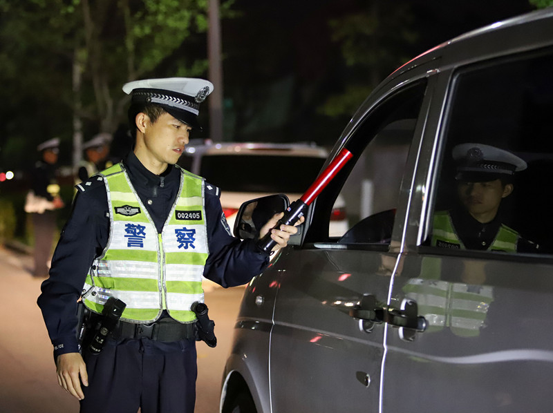 贵州丹寨交警深夜查缉擒醉猫