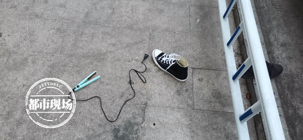 女子朝15楼窗外扔出烧水壶卷发器玻璃镜鞋子起因相当无语