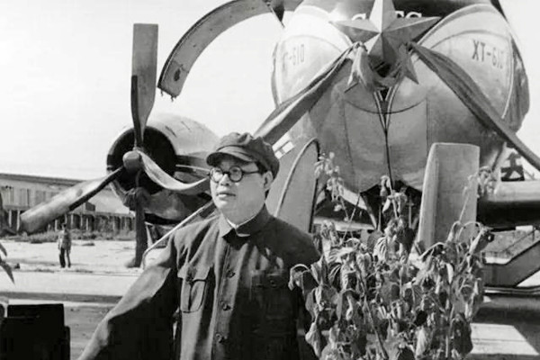 开国中将钟赤兵1935年因伤三次截肢拄着木棍独腿爬雪山过草地