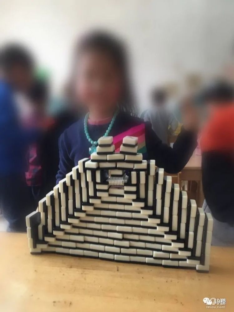 那时我从老家带回来一副废弃的麻将牌,儿子喜欢的很,用它来搭建长城