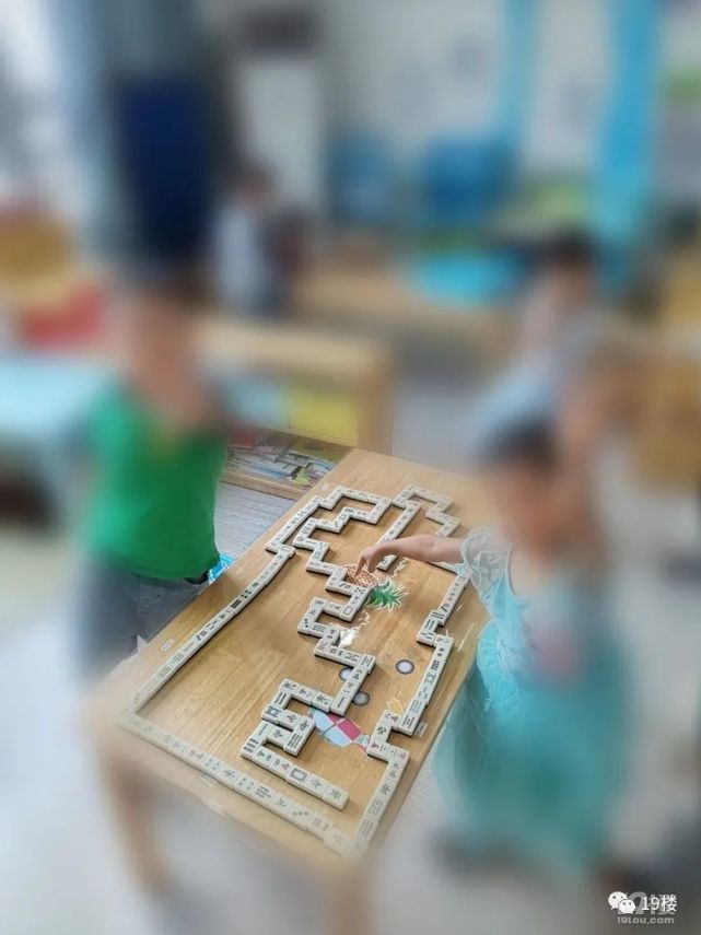 我从老家带回来一副废弃的麻将牌,儿子喜欢的很,用它来搭建长城,城堡