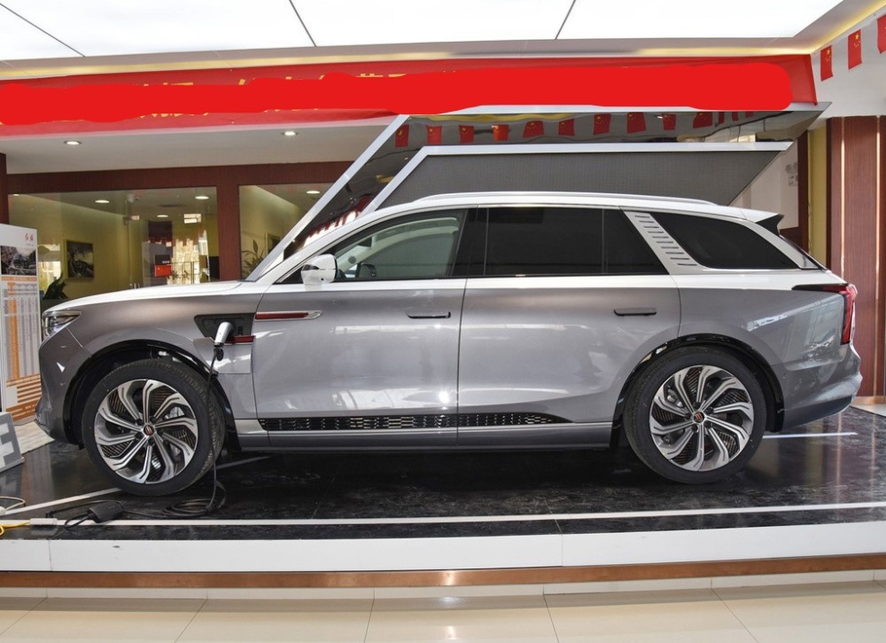 "国产库里南"降临,长超5米2,重2.5吨5秒破百,开出去迷倒一片