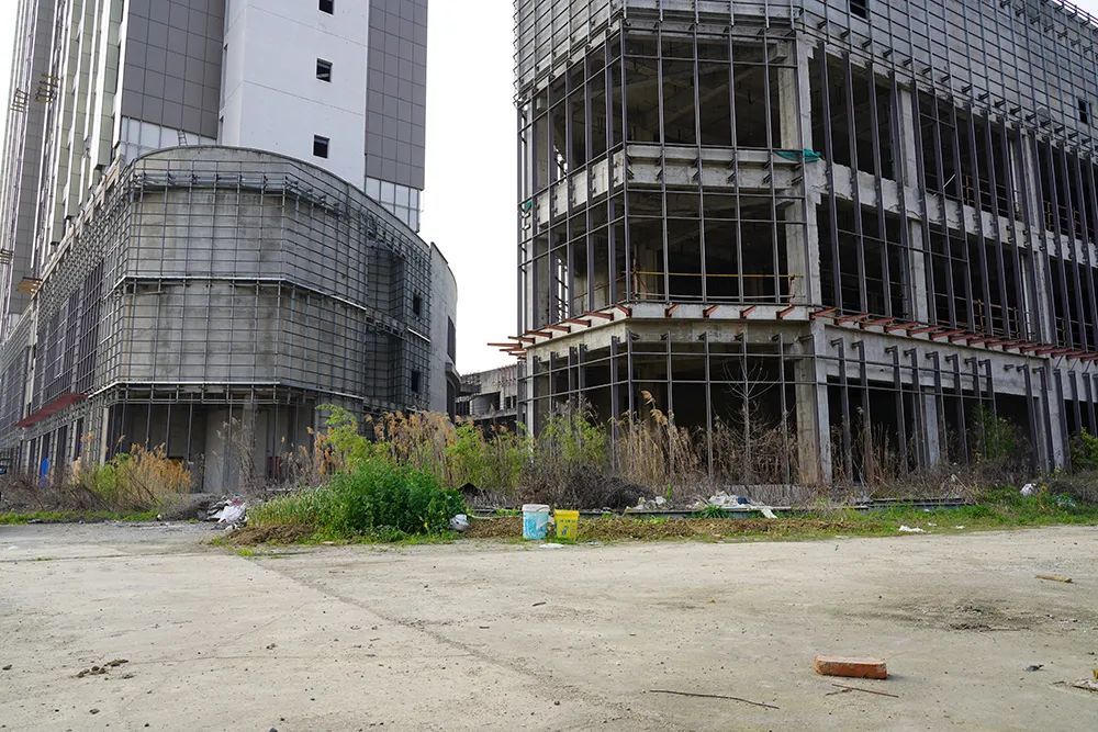 叹息无锡这家烂尾楼荒废多年丝毫没有复工迹象