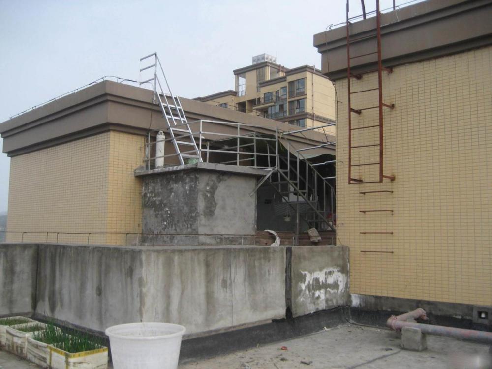 其实也不是所有的小区楼顶都会有这个电梯机房的,有些小区安装的是无