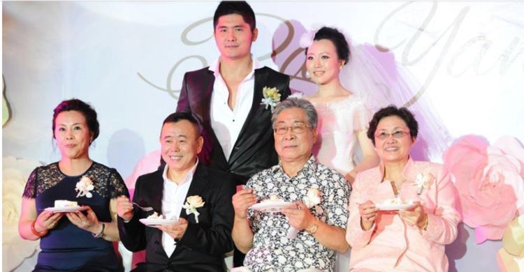 潘阳全家照曝光亿万富豪老公送3800万豪车示爱儿子极像潘长江