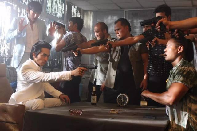 其实陈志明是苏龙一派的,恰逢帮派内斗,所以陈志明有一