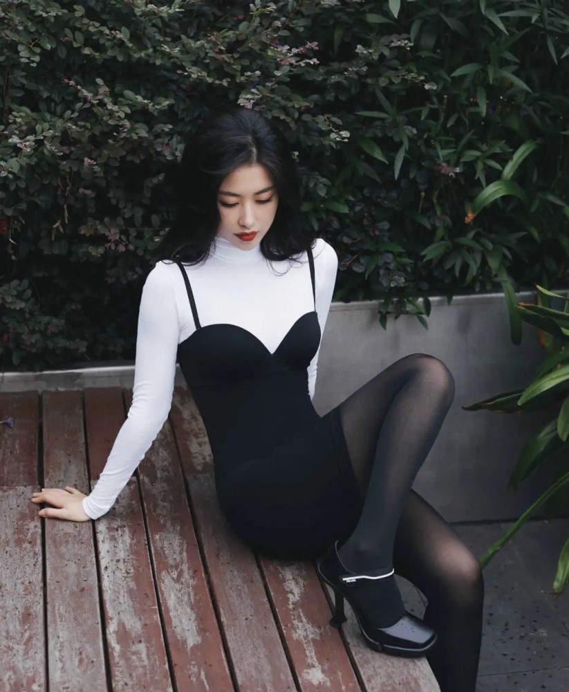 会让她看起来更有一种古典美的感觉,照片中的朱珠选择的服装也是最大